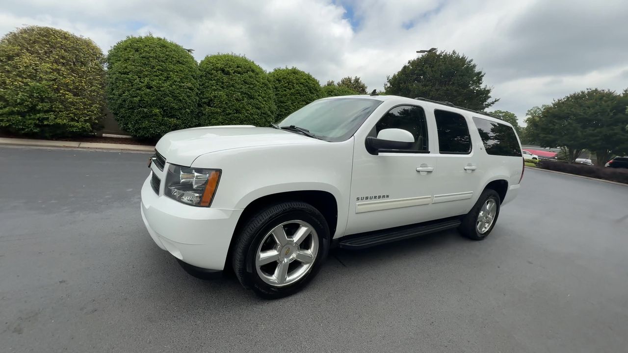 2013 Chevrolet Suburban LT photo 4