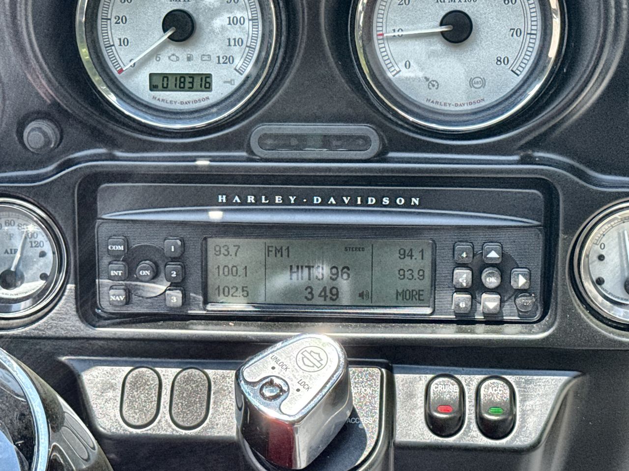 2010 Harley Davidson Street Glide FLHX photo 4