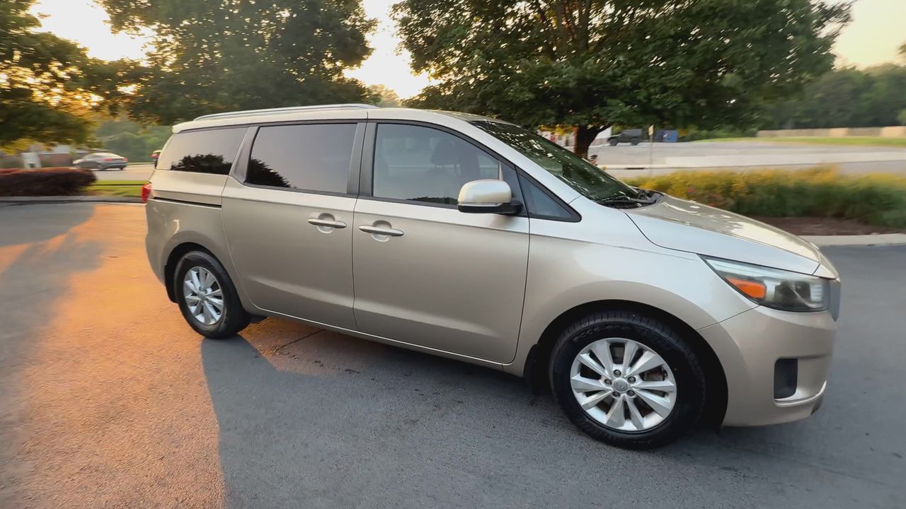 2015 Kia Sedona LX photo 2