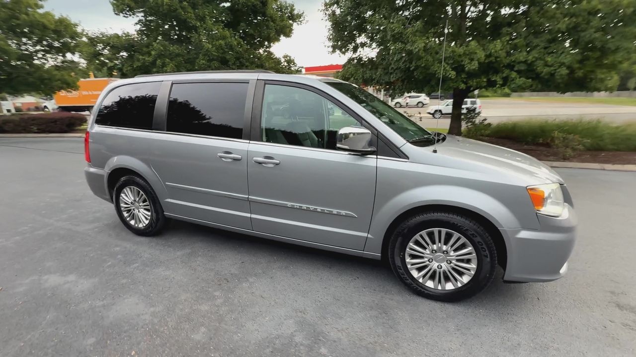 2015 Chrysler Town & Country photo 2