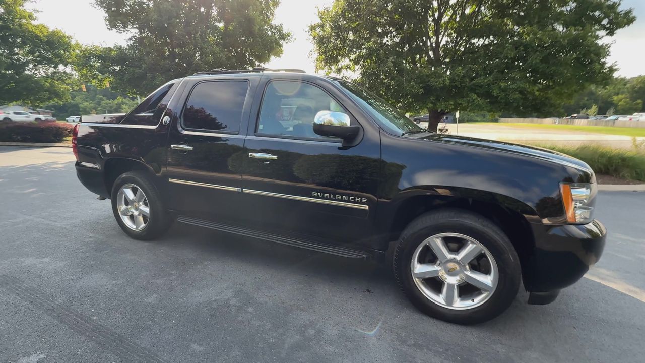 2013 Chevrolet Avalanche LTZ photo 2
