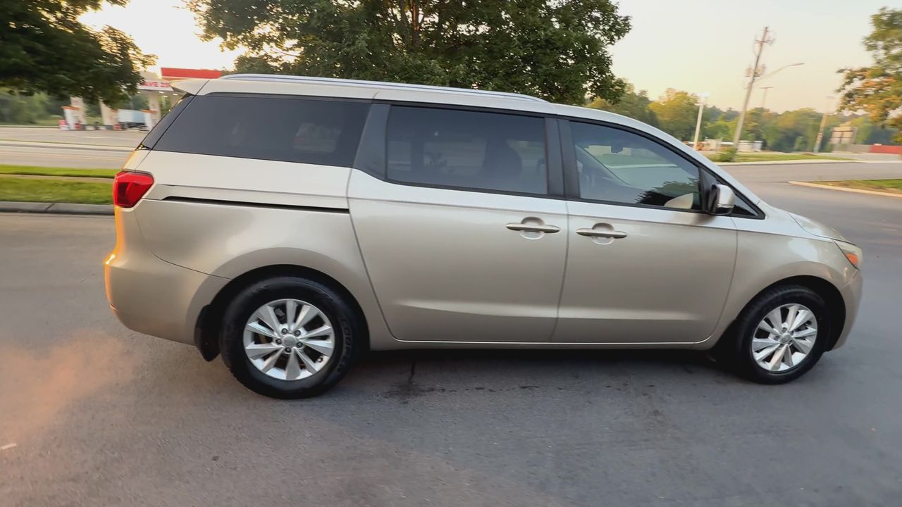 2015 Kia Sedona LX photo 9
