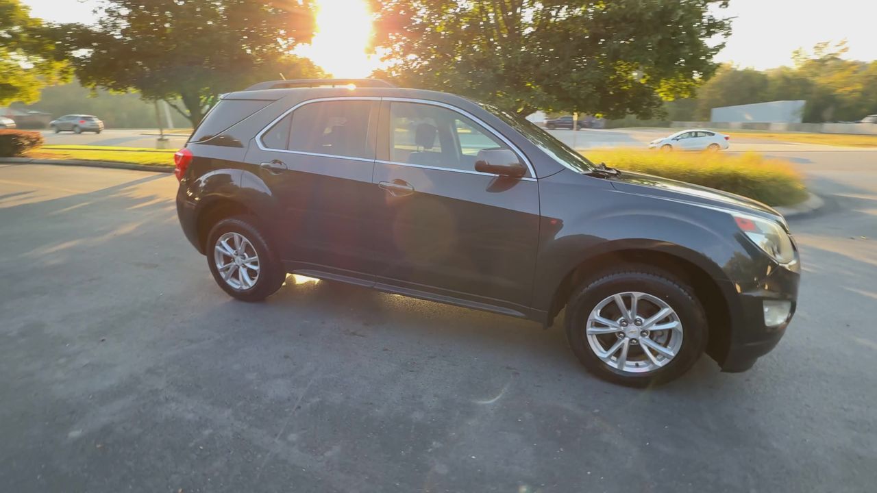 2017 Chevrolet Equinox LT photo 2