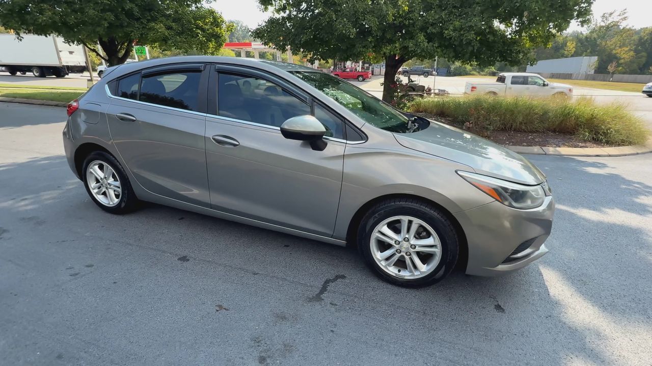 2017 Chevrolet Cruze LT photo 2