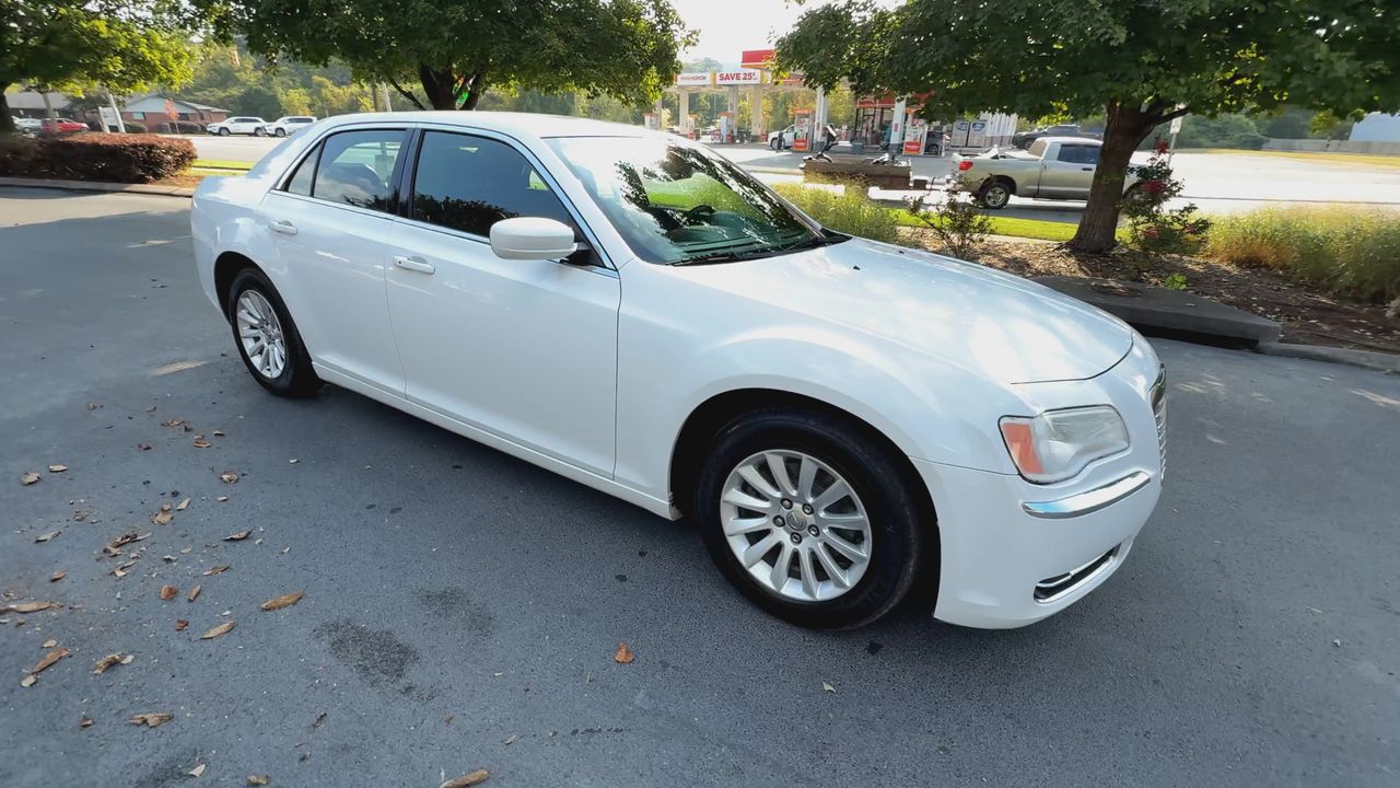 2014 Chrysler 300 photo 2