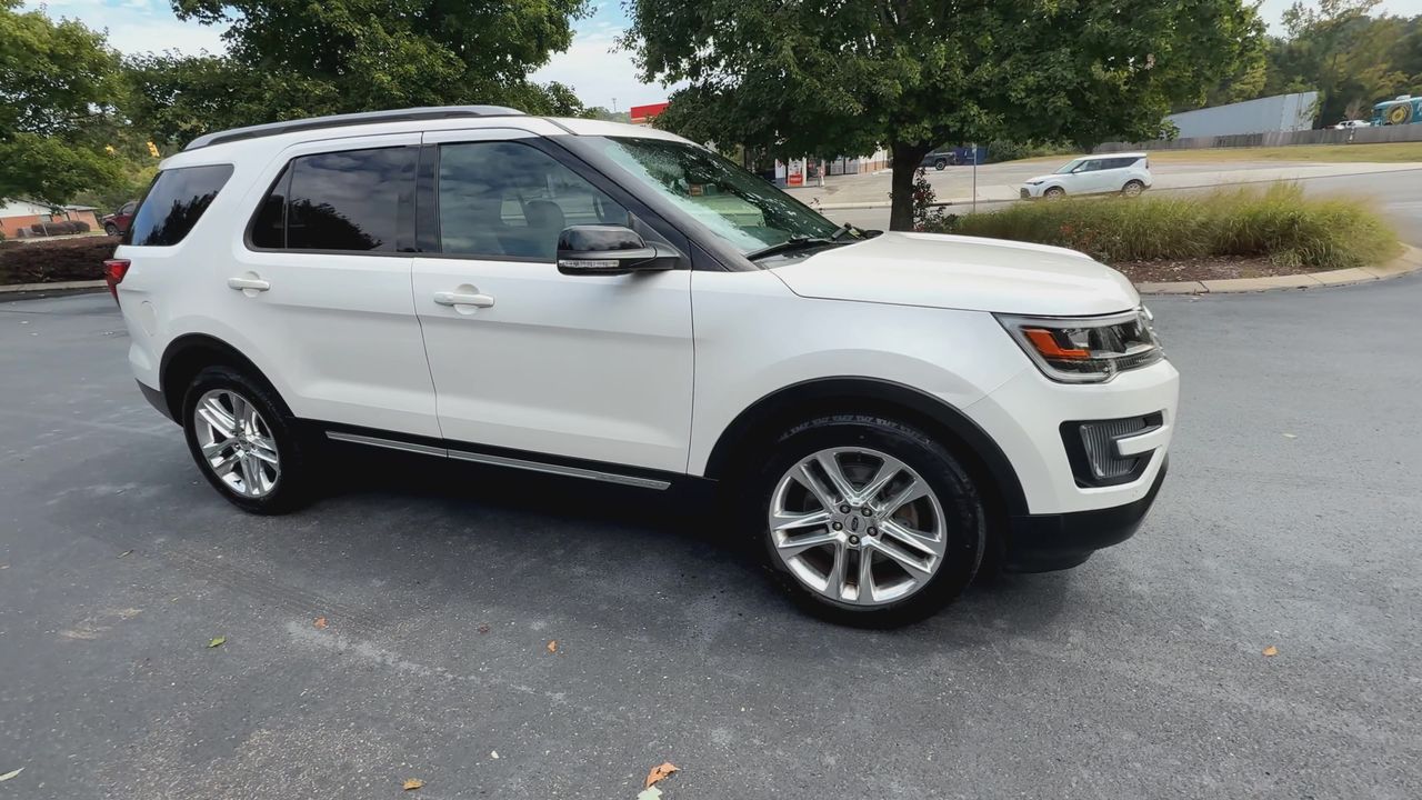 2016 Ford Explorer XLT photo 2