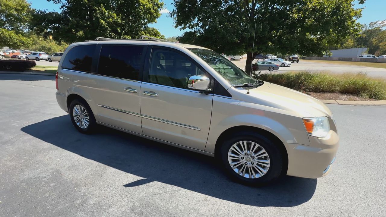 2015 Chrysler Town & Country photo 2