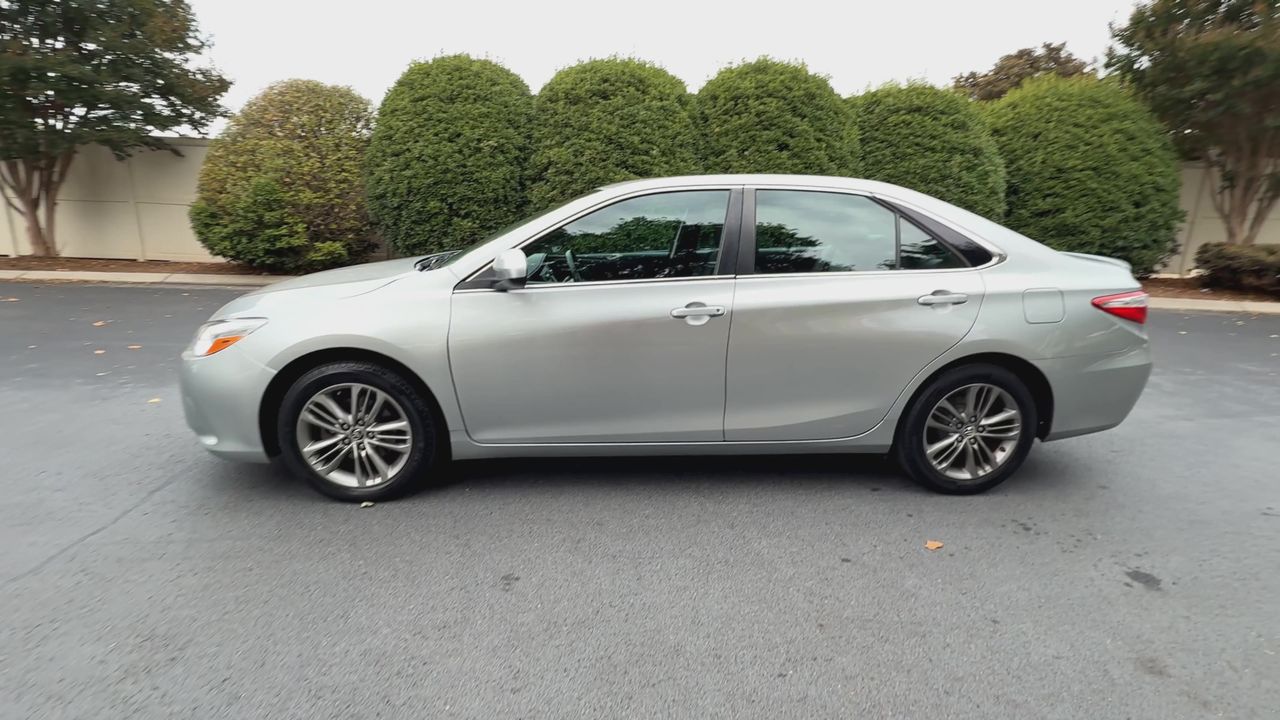 2016 Toyota Camry SE photo 3