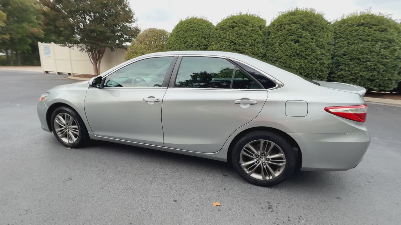 2016 Toyota Camry SE photo 4