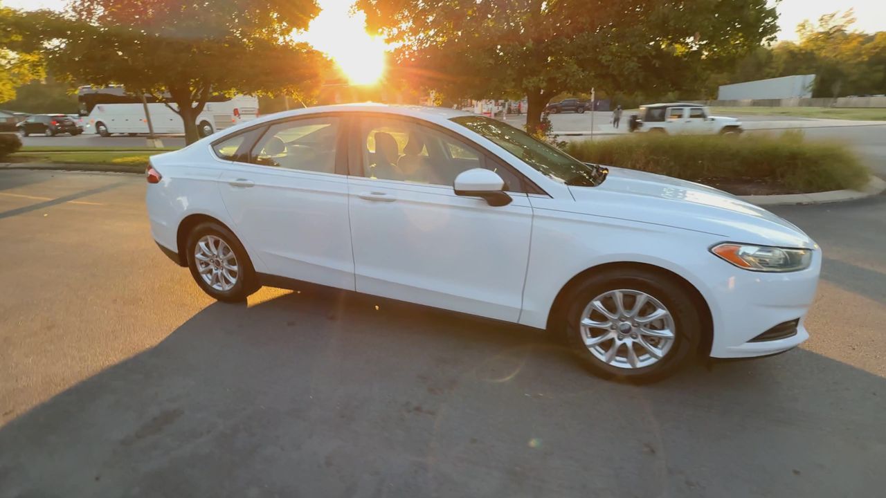 2015 Ford Fusion S photo 2