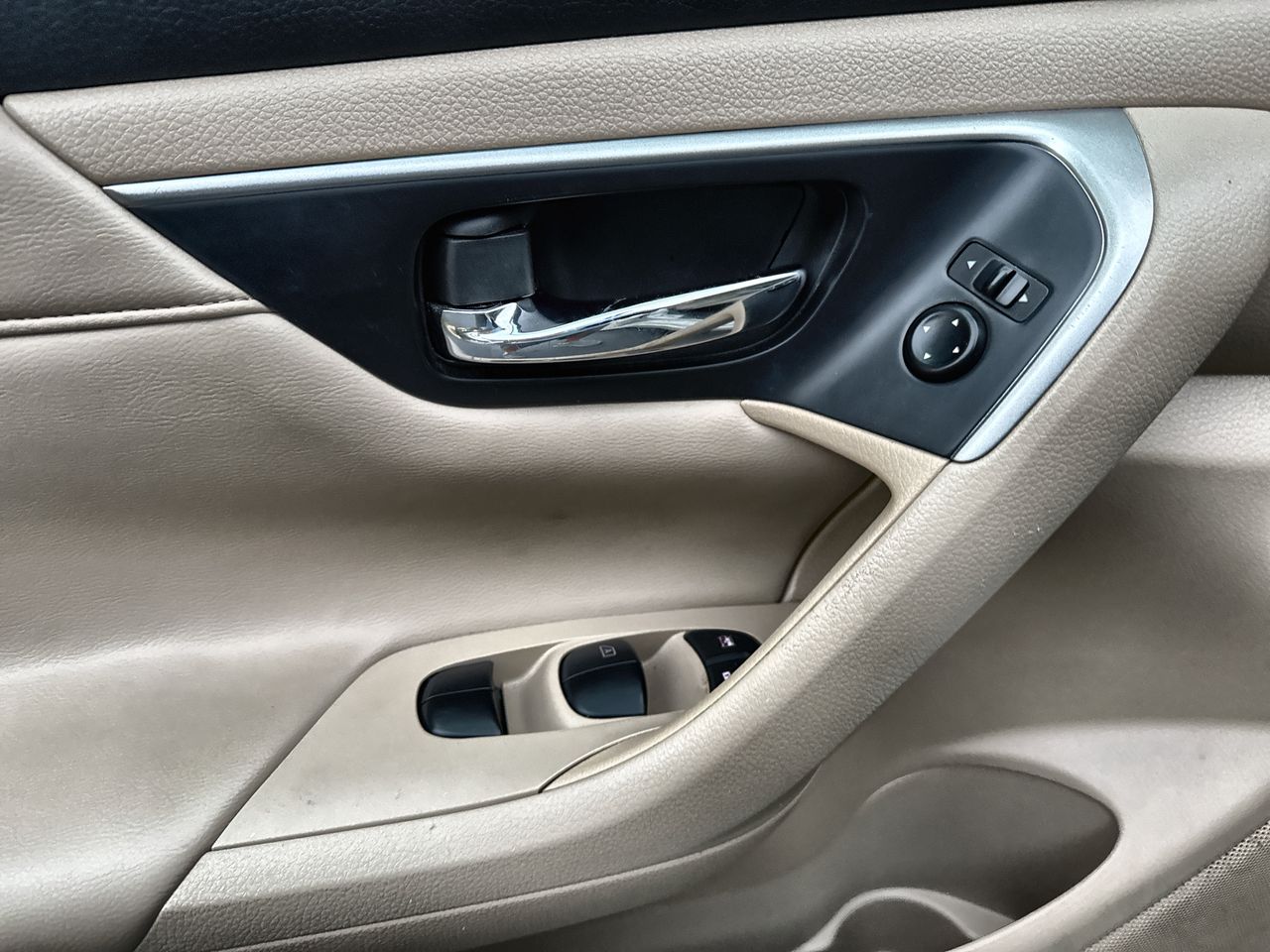 2017 Toyota Camry SE photo 3