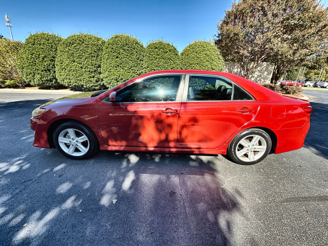 2014 Toyota Camry SE's photo