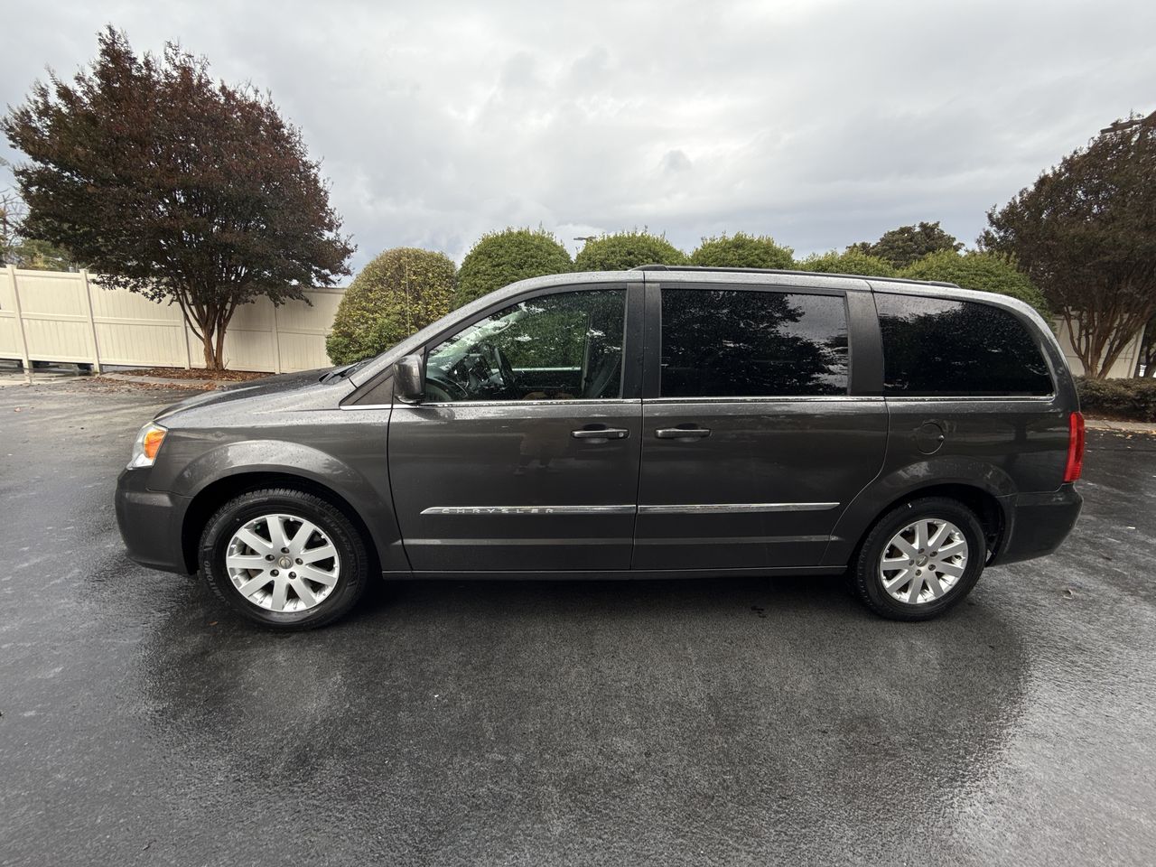 2016 Chrysler Town & Country Touring's photo