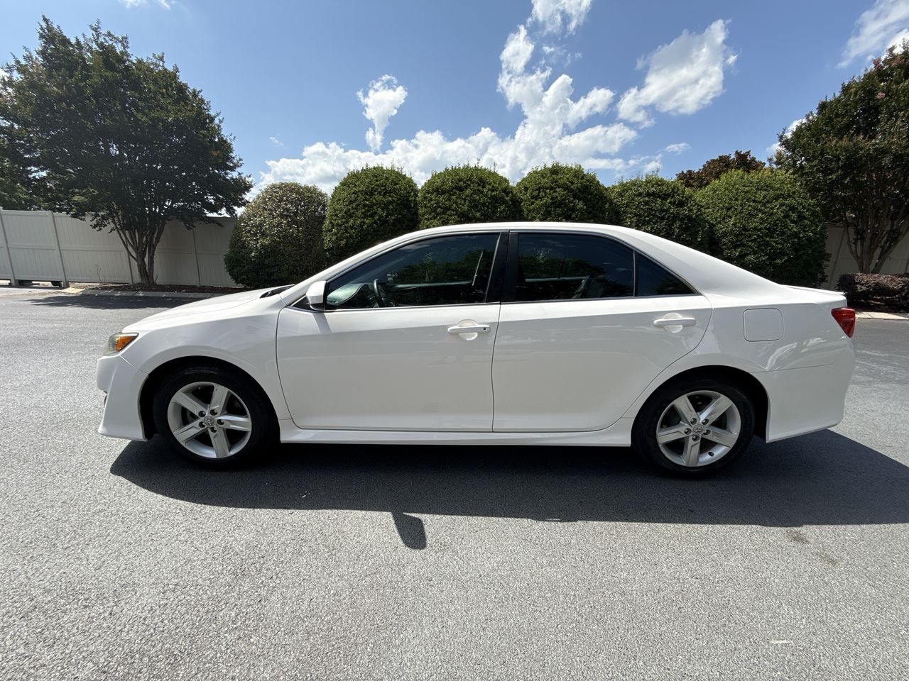 2014 Toyota Camry SE's photo
