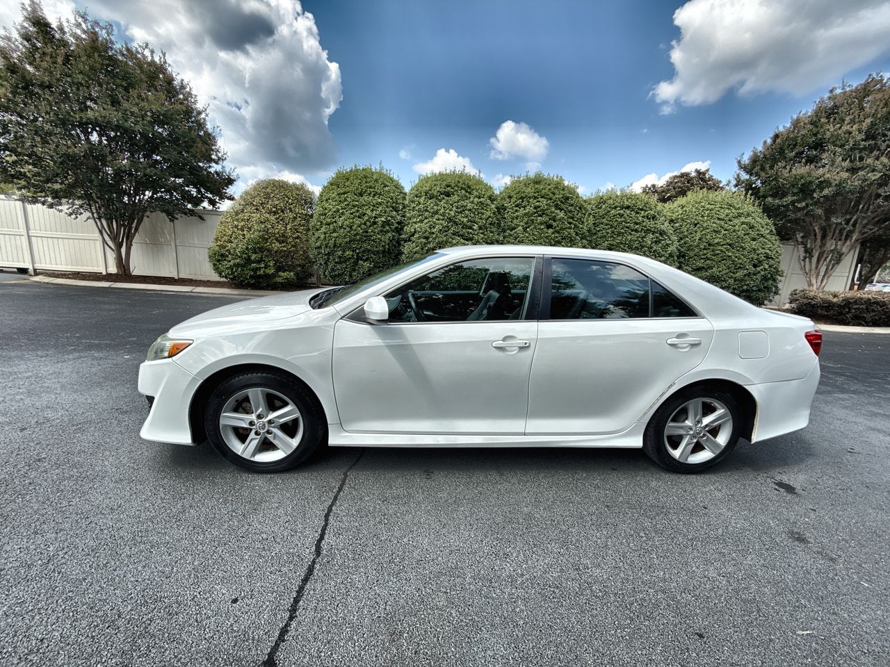 2014 Toyota Camry SE's photo