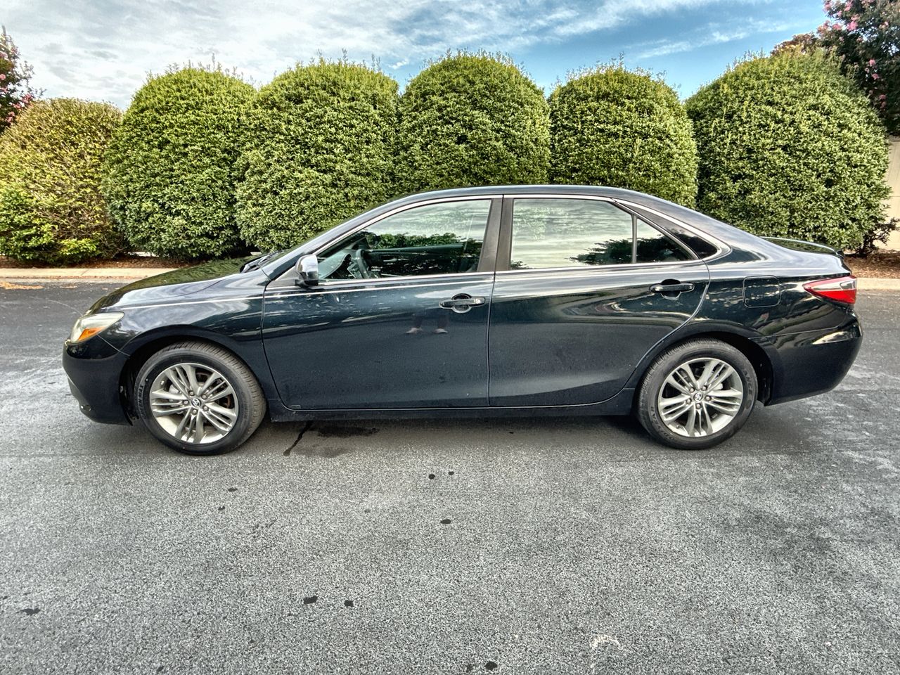 2017 Toyota Camry SE's photo