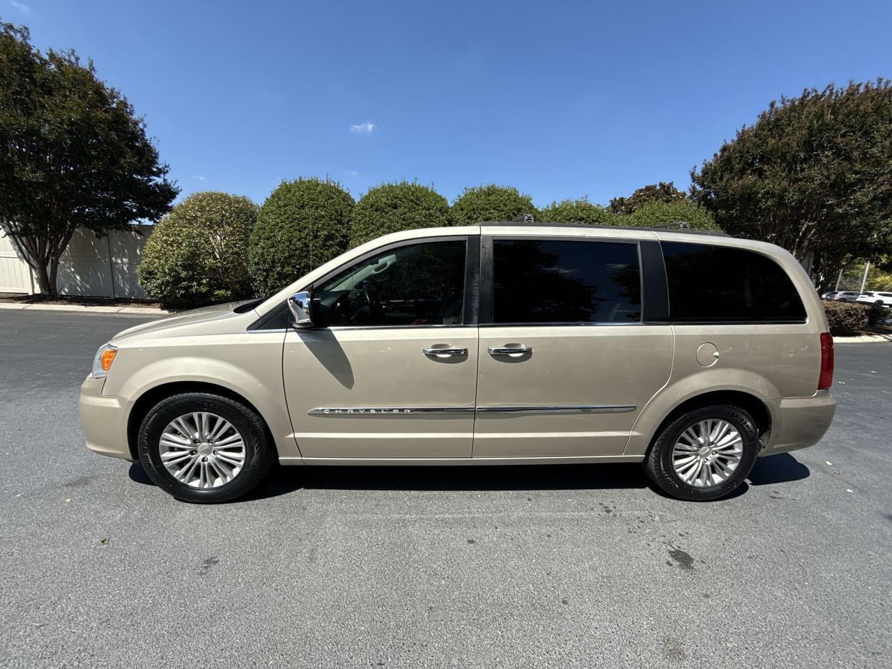 2015 Chrysler Town & Country Touring-L's photo