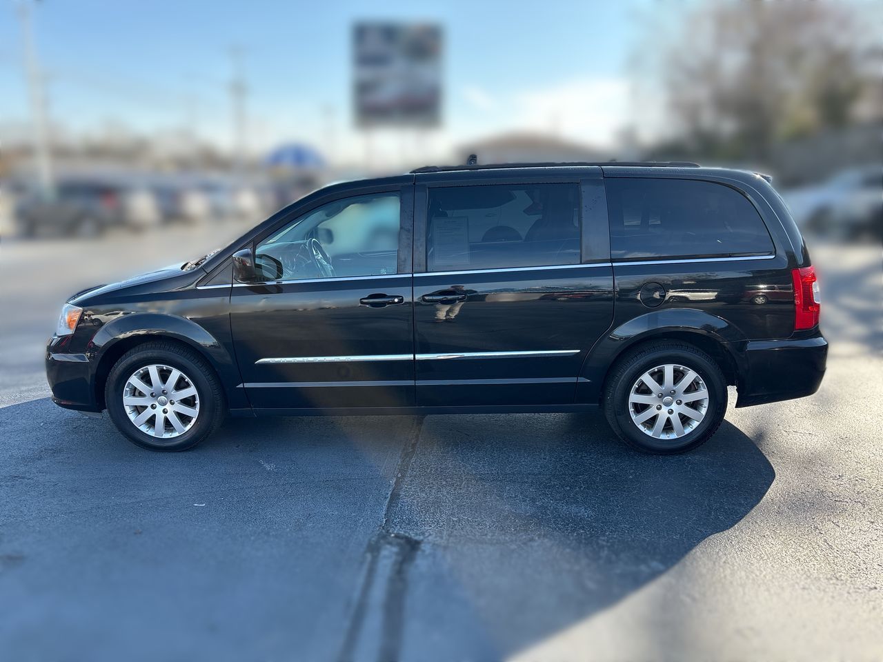 2016 Chrysler Town & Country Touring's photo