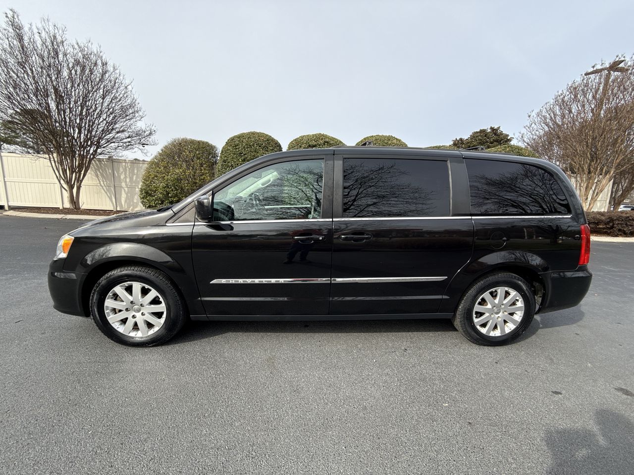 2016 Chrysler Town & Country Touring's photo