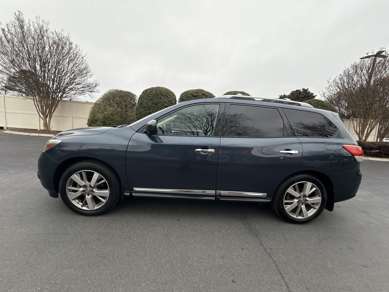 2014 Nissan Pathfinder Platinum's photo