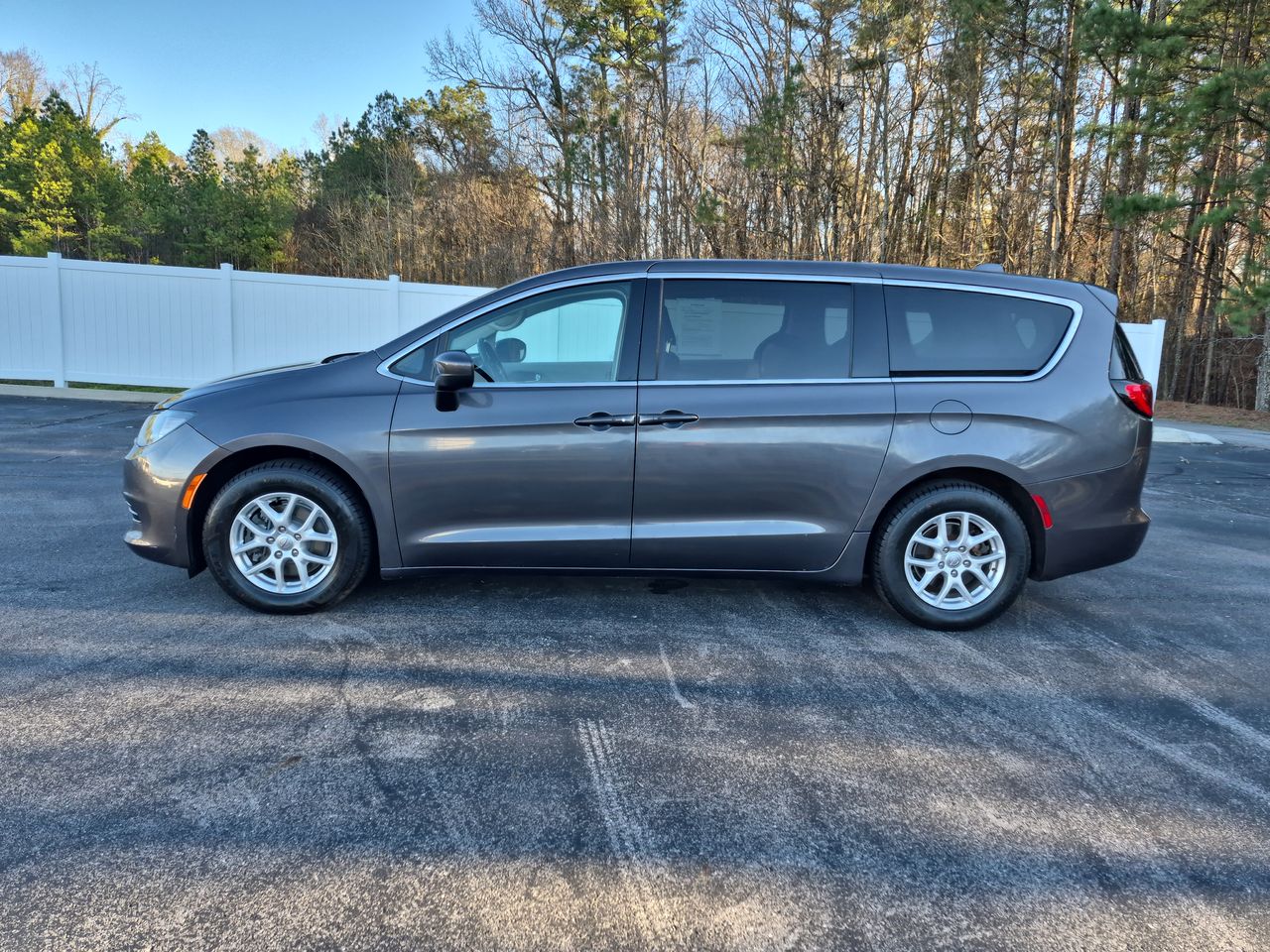 2017 Chrysler Pacifica Touring's photo