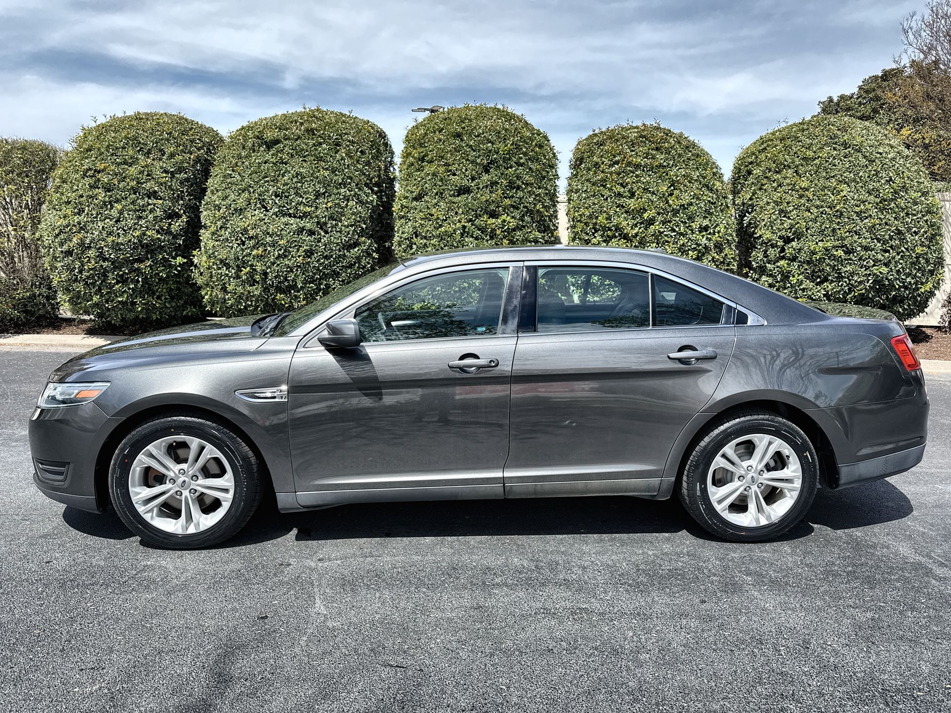 2016 Ford Taurus SEL FWD's photo