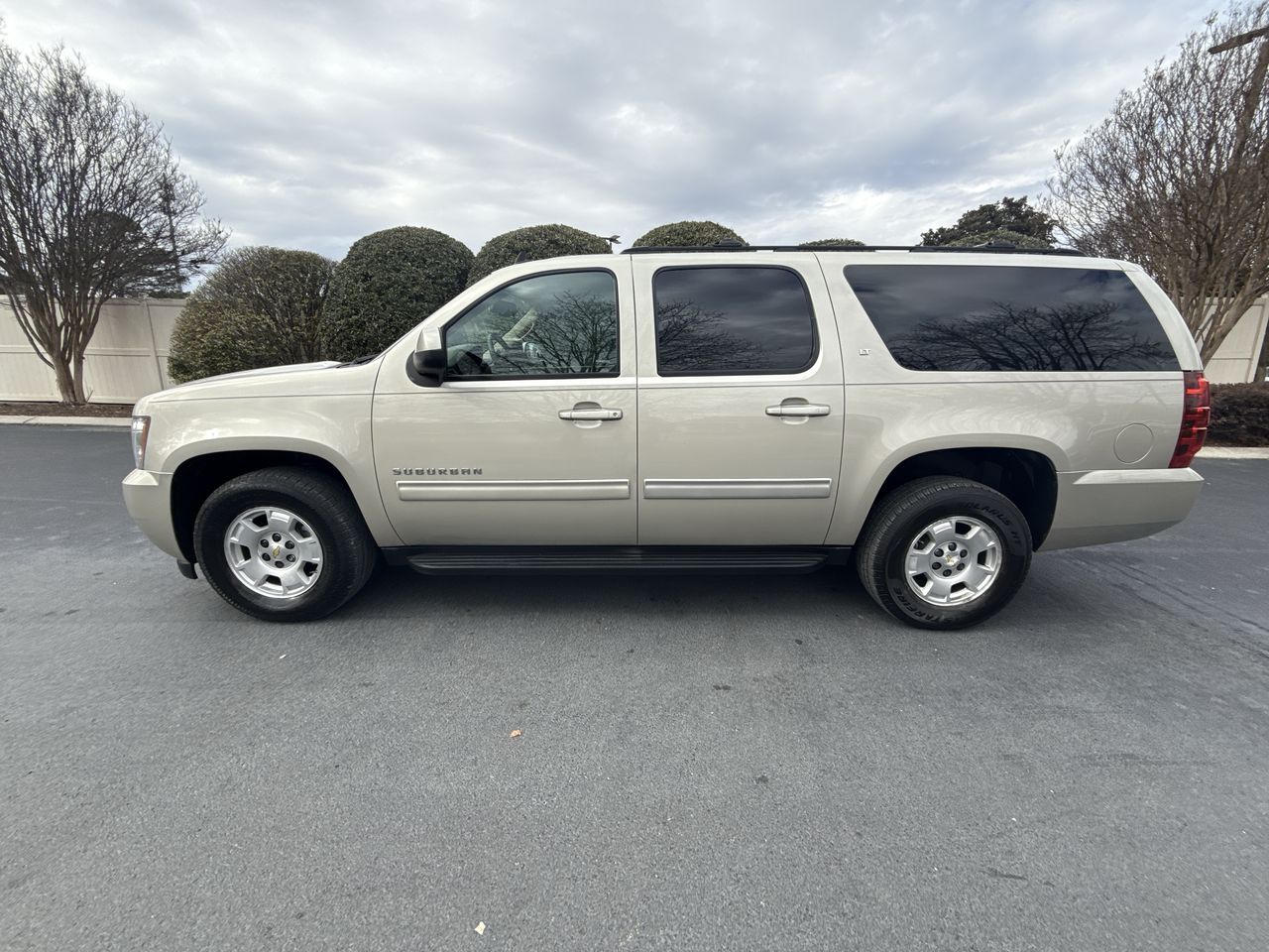 2014 Chevrolet Suburban 2WD 1500 LT's photo