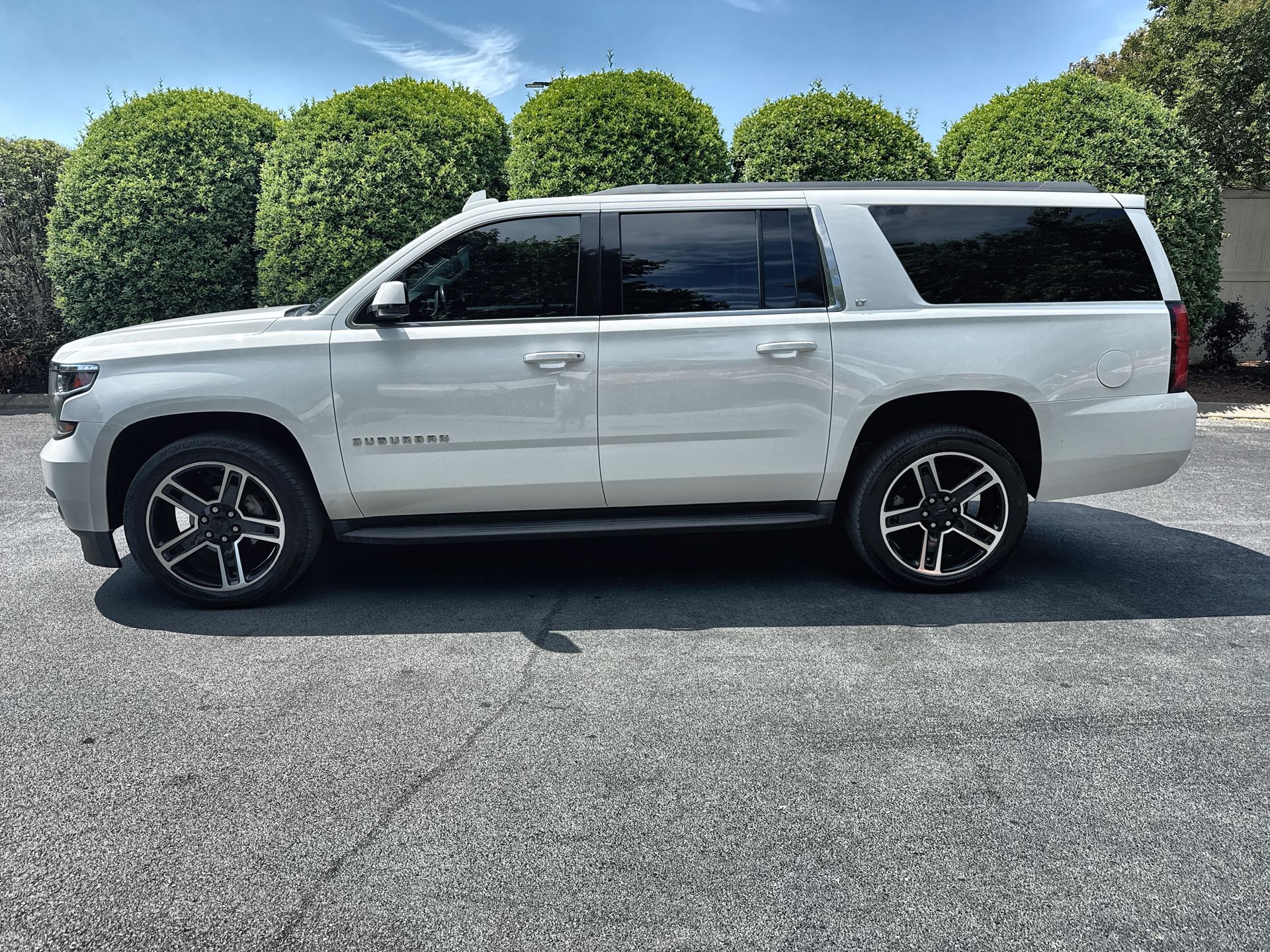 2018 Chevrolet Suburban 4WD 1500 LT's photo