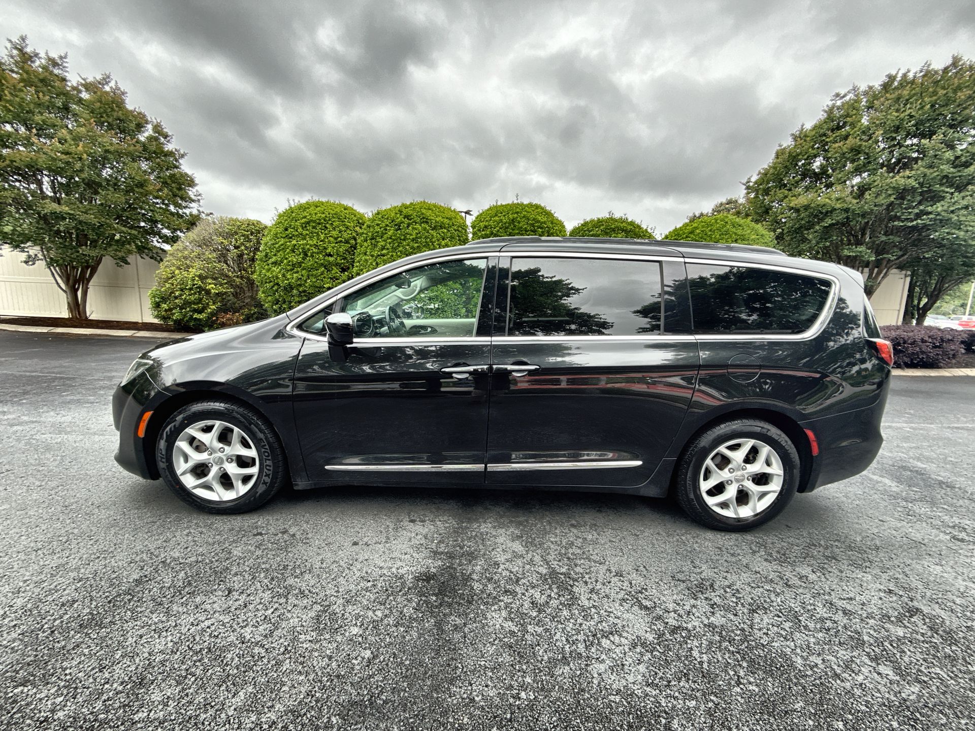 2017 Chrysler Pacifica Touring-L's photo