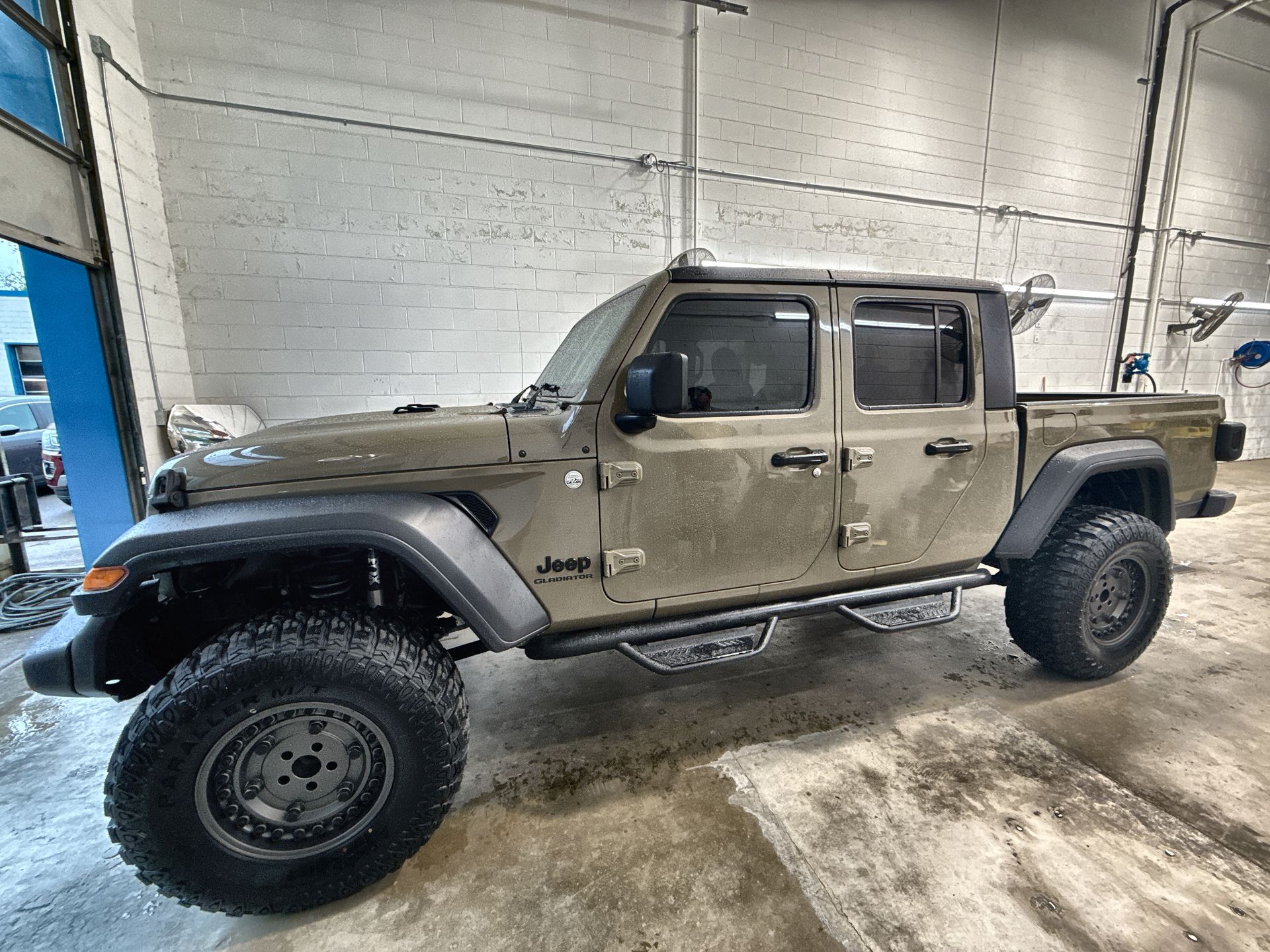 2020 Jeep Gladiator Sport S's photo