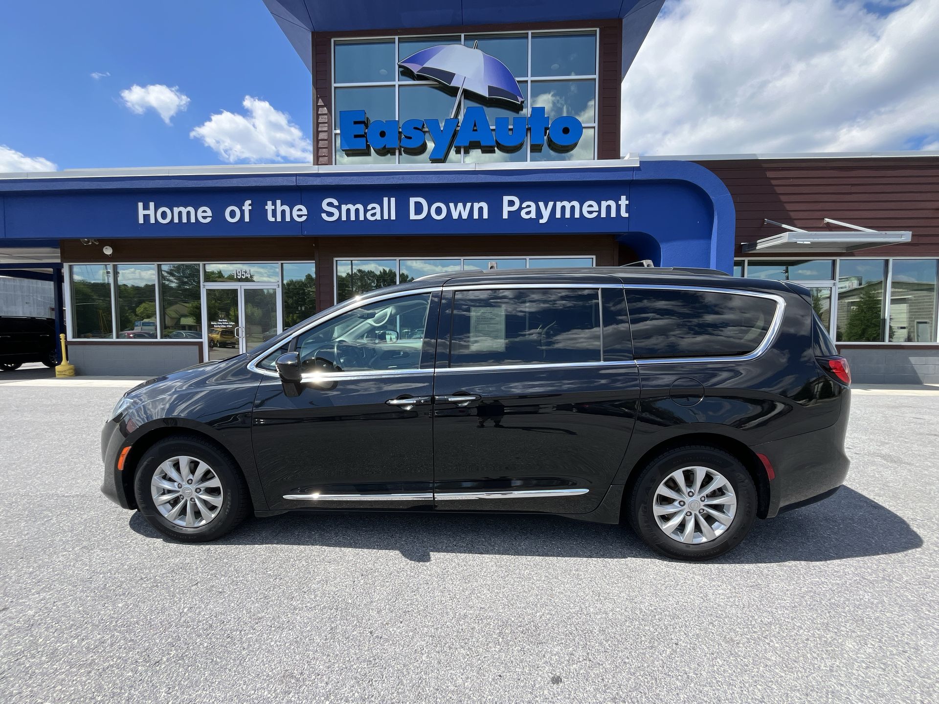 2017 Chrysler Pacifica Touring-L's photo