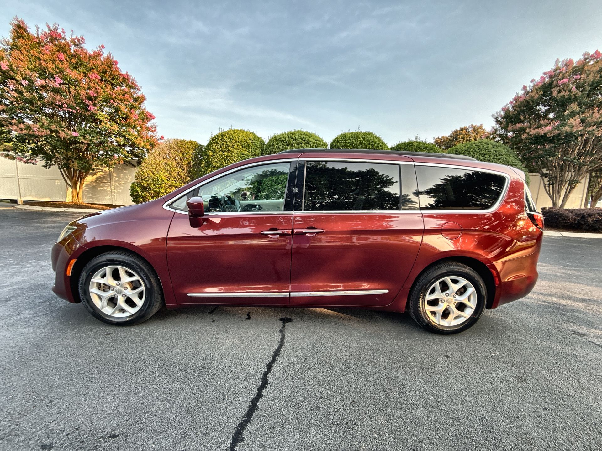 2017 Chrysler Pacifica Touring-L's photo