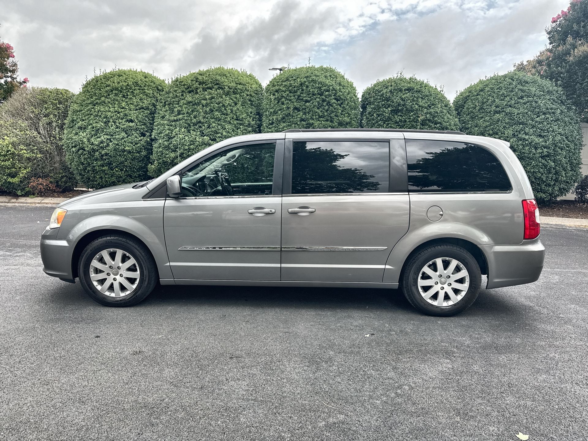 2014 Chrysler Town & Country Touring's photo