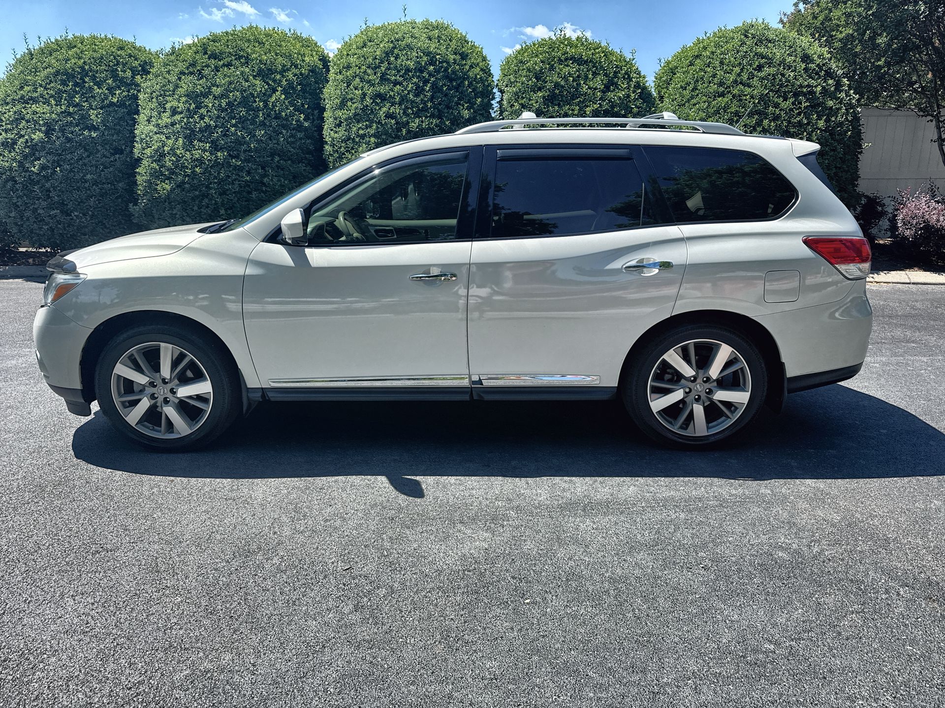 2014 Nissan Pathfinder Platinum 2WD's photo